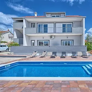 https://jakov-apartments-kastela.hotels-in-trogir.com